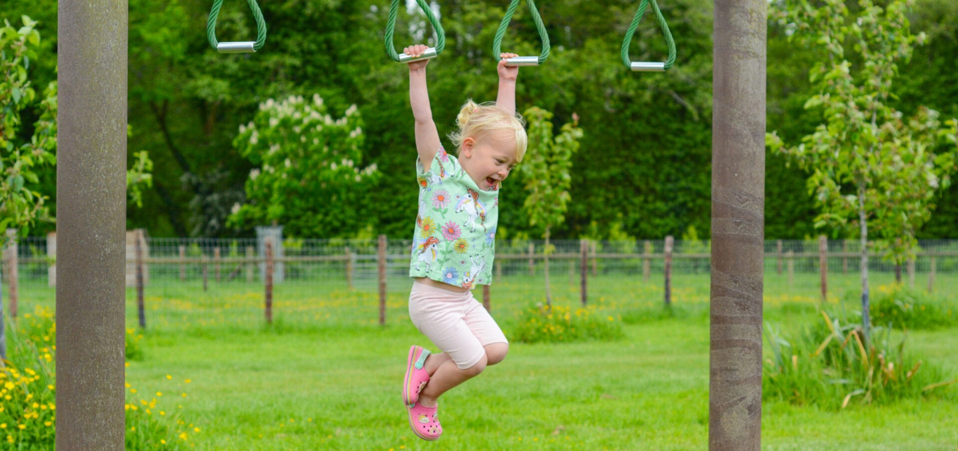 trim trail - girl playing