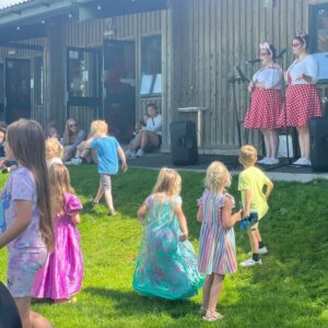 Disney Aphrodite singers ourside the restaurant entertaining the children